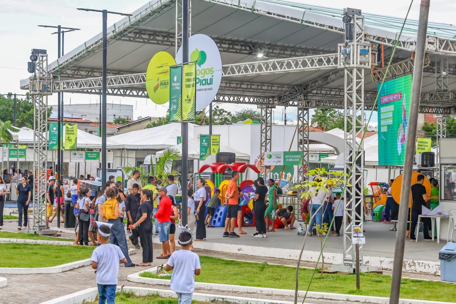 Diálogos pelo Piauí realiza quase 1.300 atendimentos em Picos no primeiro dia de ações