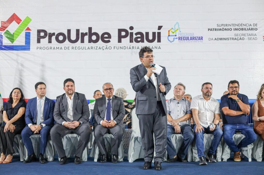 Governo entrega 270 títulos de imóveis no Parque Piauí e celebra marca de 70 mil registros no estado
