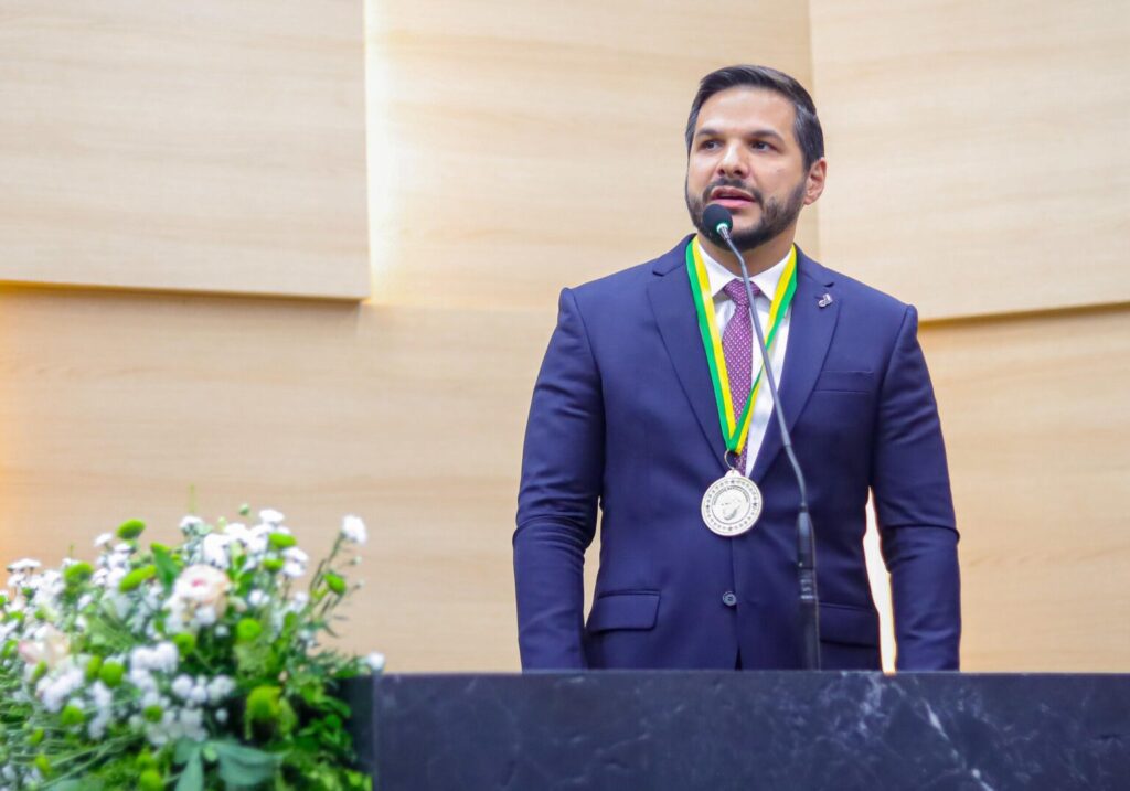 Secretário Washington Bandeira recebe Medalha do Mérito Legislativo por avanços na Educação do Piauí