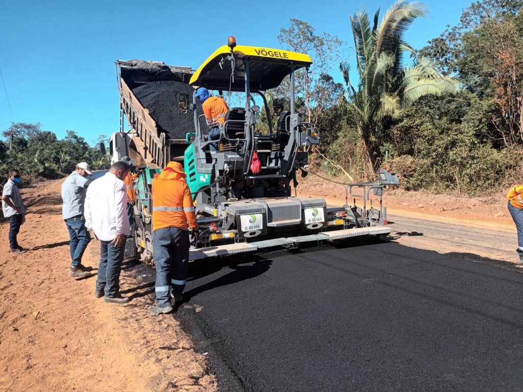 Em menos de um mês do início das obras, PI-391, nos Cerrados, já começa a receber asfalto