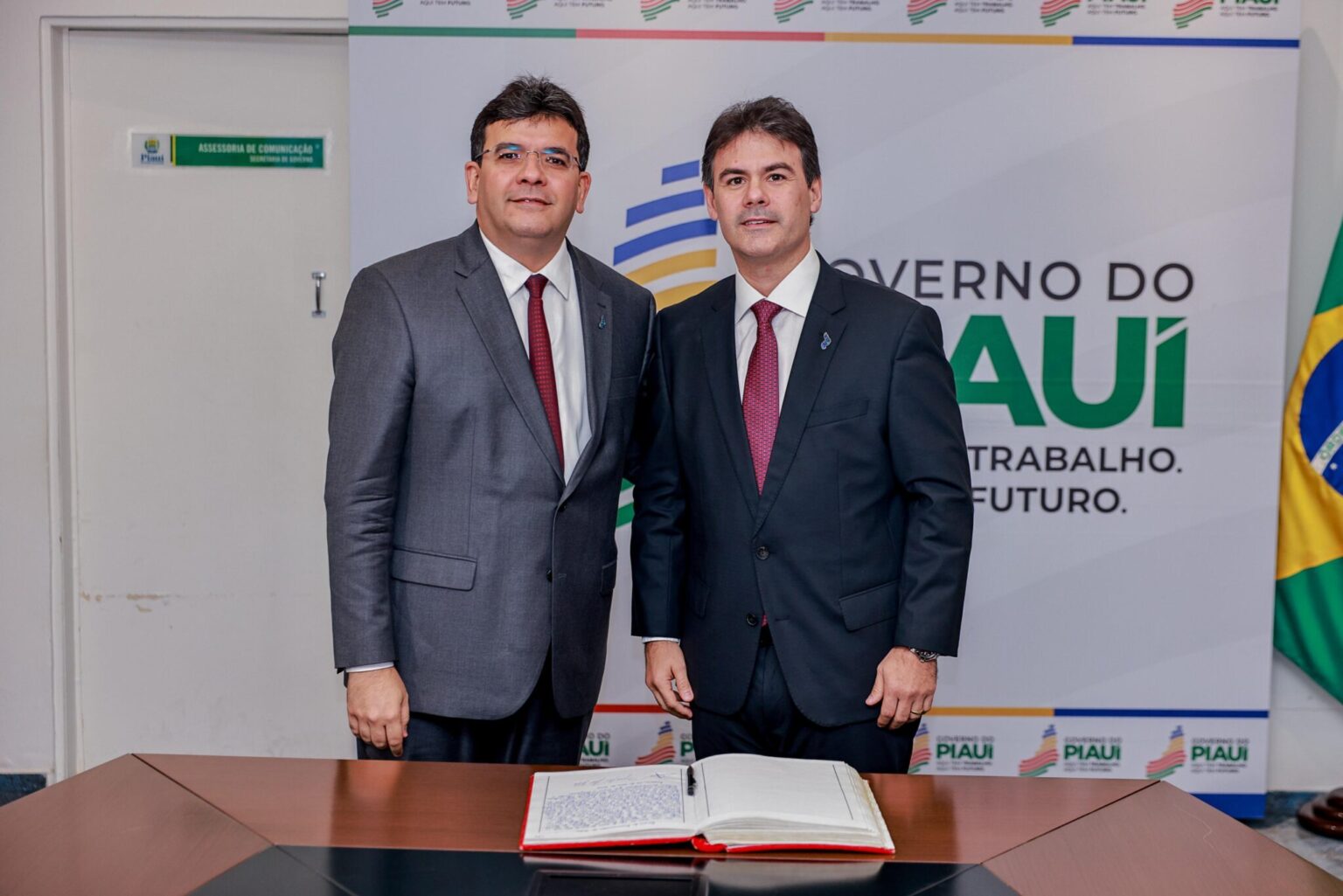 Governador transfere cargo ao presidente da Alepi para acompanhar Lula em viagem à China