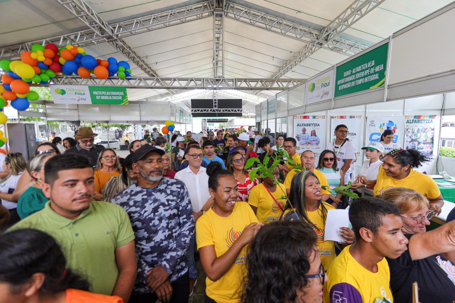 Feira de serviços do Diálogos pelo Piauí em Piripiri realiza quase 2.400 atendimentos no primeiro dia de evento