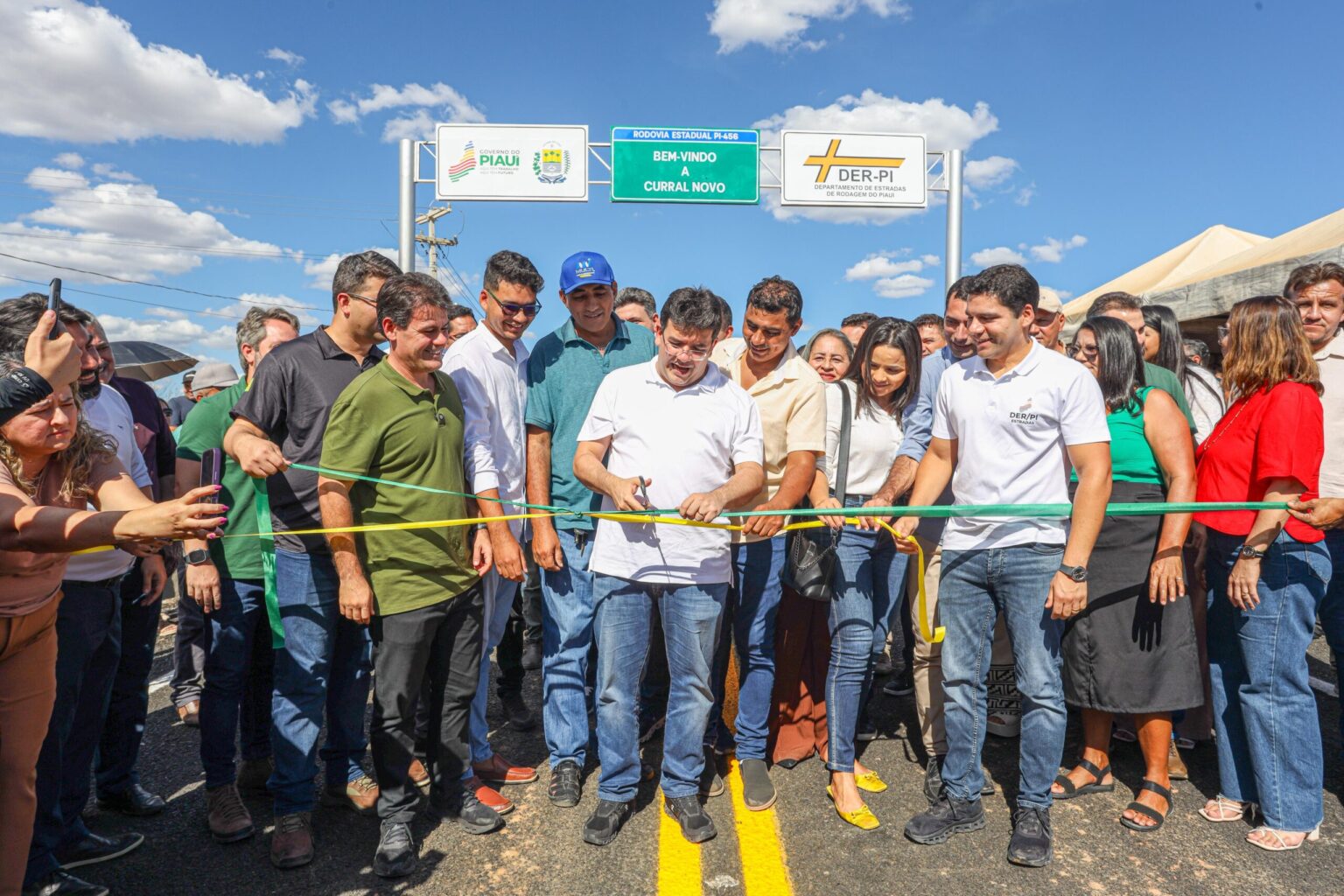Governador inaugura pavimentação asfáltica de rodovias e vias urbanas em Curral Novo do Piauí