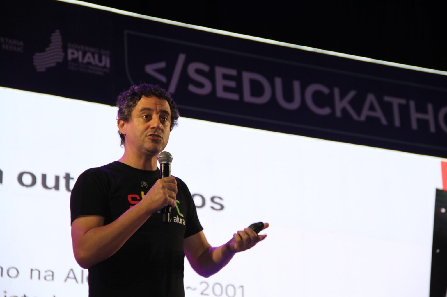 Guilherme Silveira abre ciclo de palestras do Seduckathon destacando o papel do estudante como protagonista na criação digital