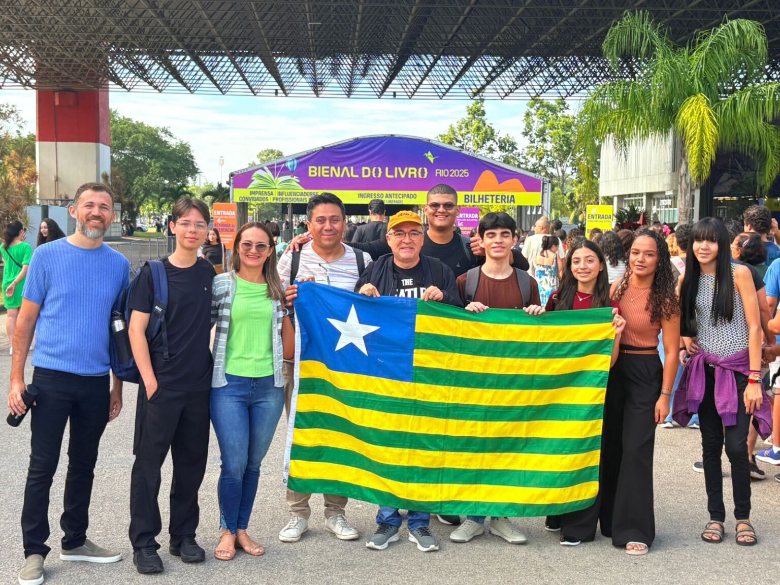 Estudantes da rede estadual vivem experiências transformadoras na Bienal do Livro Rio 2025