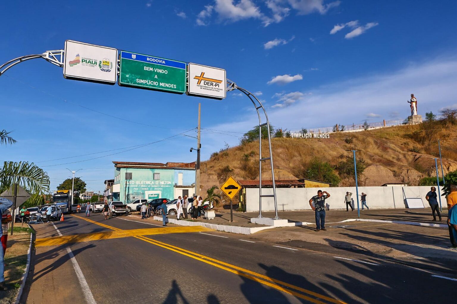 Governador inaugura pavimentação de rodovia de 101 km que liga Simplício Mendes, Colônia do Piauí e Oeiras