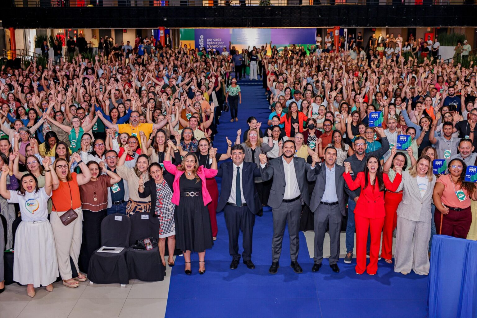 Governador premia 50 escolas de melhor desempenho com 14º salário para servidores e valor de um salário para estudantes