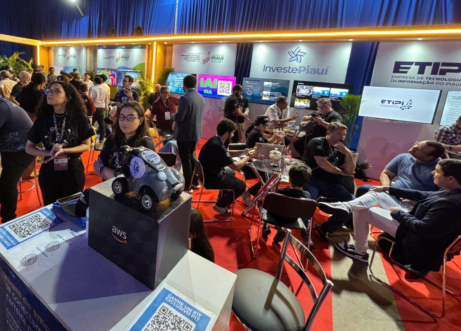 Faculdade PIT apresenta cursos em Inteligência Artificial e projetos inovadores no NEON 2025