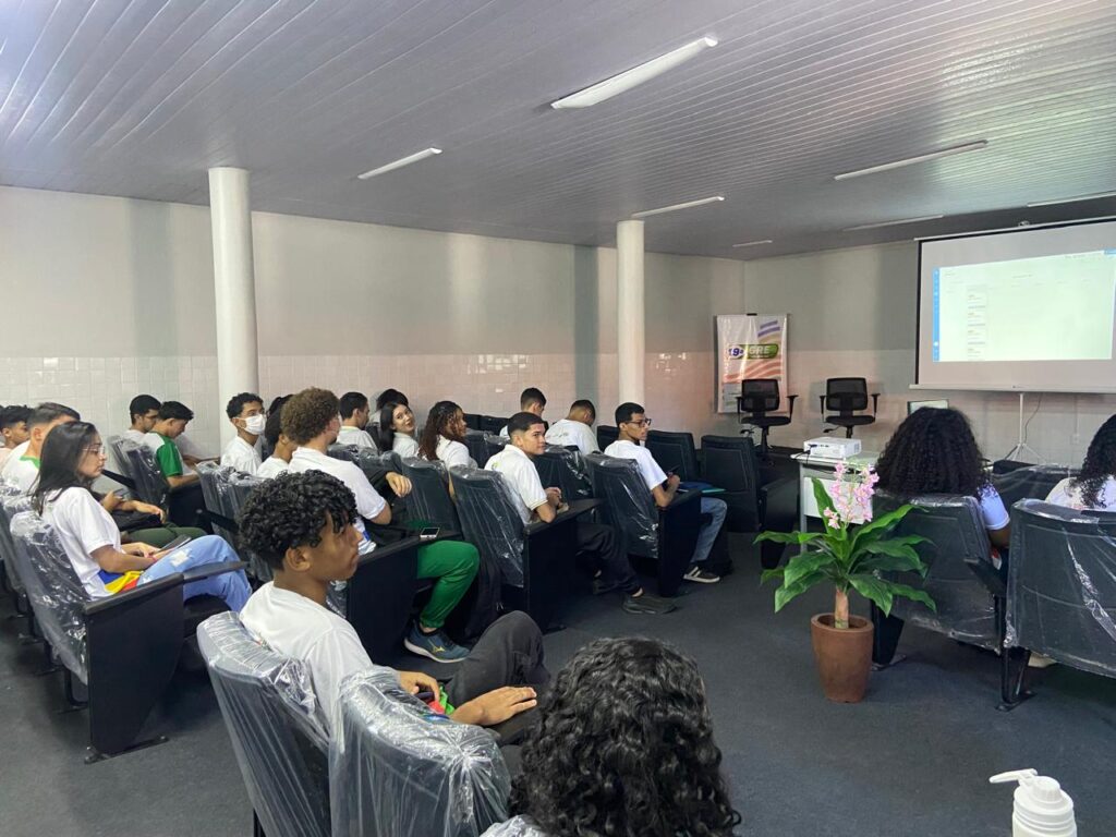 Mais de mil estudantes da rede estadual iniciam curso gratuito para tirar primeira habilitação