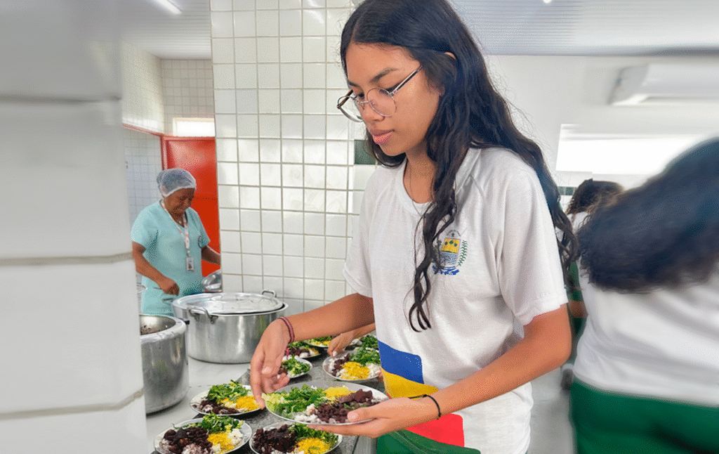 Tempo integral garante mais aprendizado e três refeições saudáveis por dia nas escolas estaduais