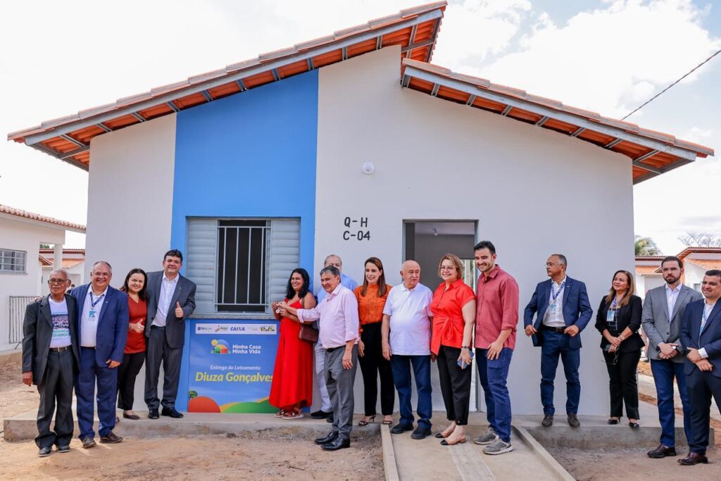 Em Teresina, 132 famílias recebem as chaves da primeira casa própria com a presença remota de Lula