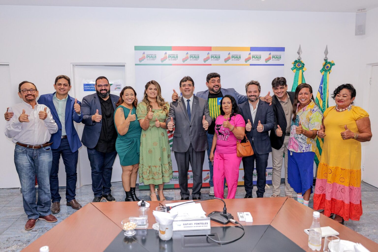 Rafael Fonteles recebe elenco do “Ai Que Vida!” e anuncia sequência do filme