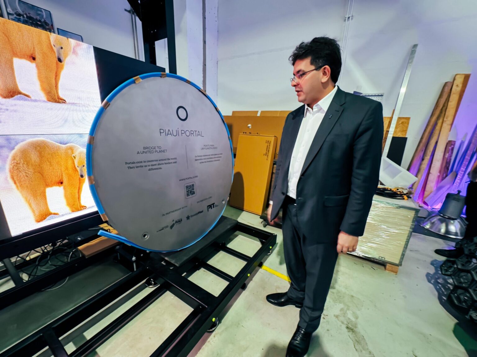 Rafael conhece, em Berlim, local onde foi fabricado portal interativo que será instalado em Barra Grande