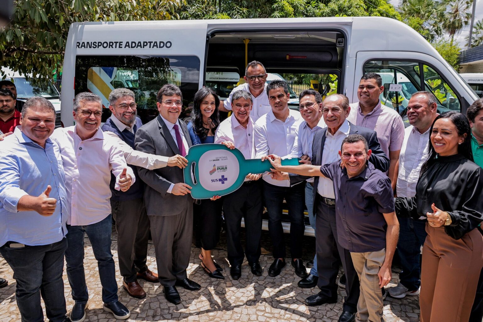 Rafael Fonteles entrega vans adaptadas a 22 municípios e anuncia mais 50 veículos