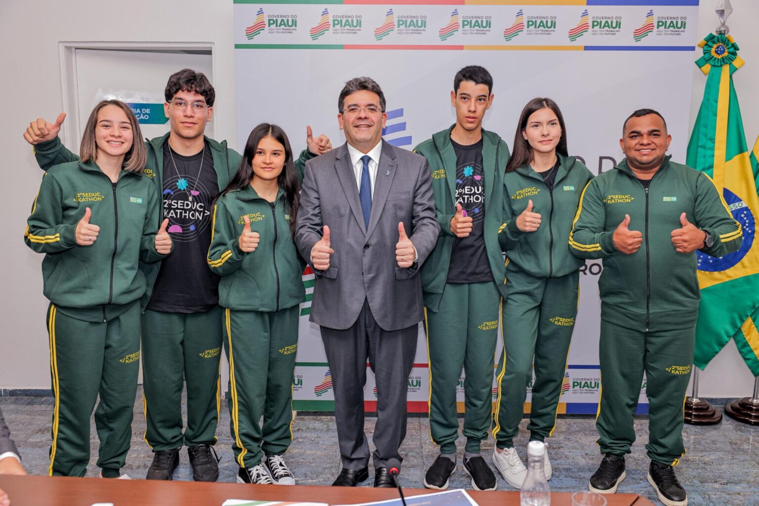 Rafael Fonteles recepciona estudantes que viajam para intercâmbio na Coreia
