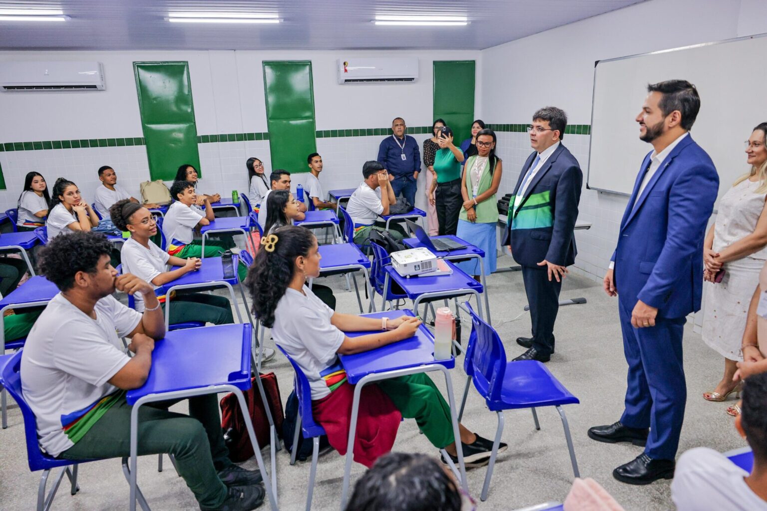 Governo do Piauí autoriza um dos maiores concursos públicos da história da Seduc com 4 mil vagas para professores