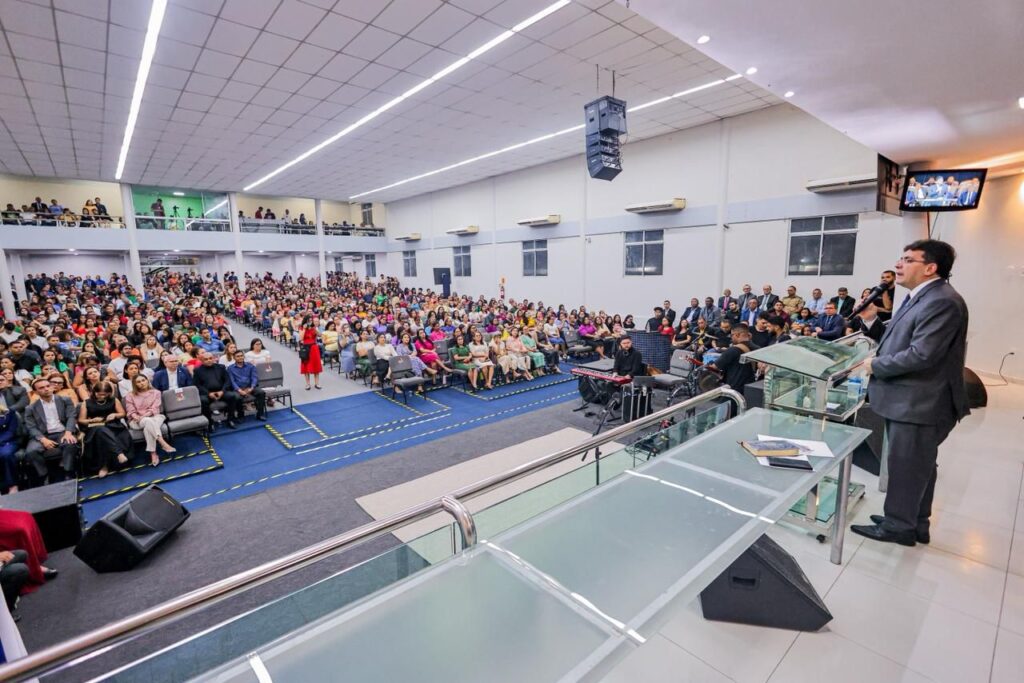 Rafael Fonteles participa de culto em ação de graças, abrindo programação do Dia do Piauí