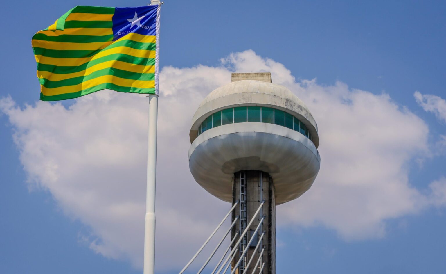 Bandeiras do Piauí ganham destaque nas ruas de Teresina para celebrar o orgulho de ser piauiense