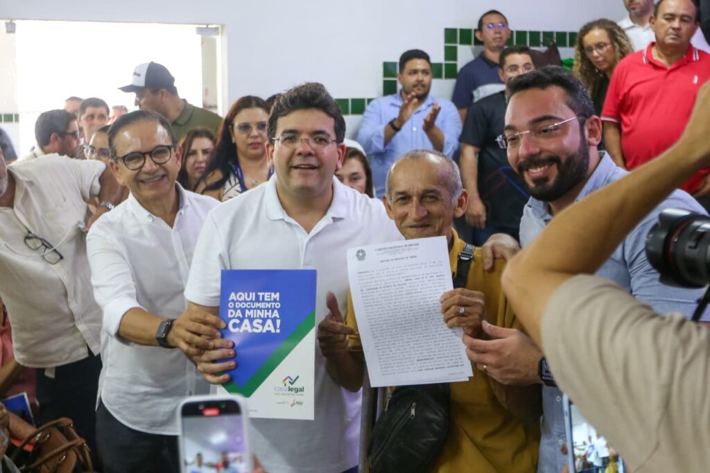 Casa Legal: Rafael Fonteles entrega mais de 400 registros de imóveis para famílias em Parnaíba
