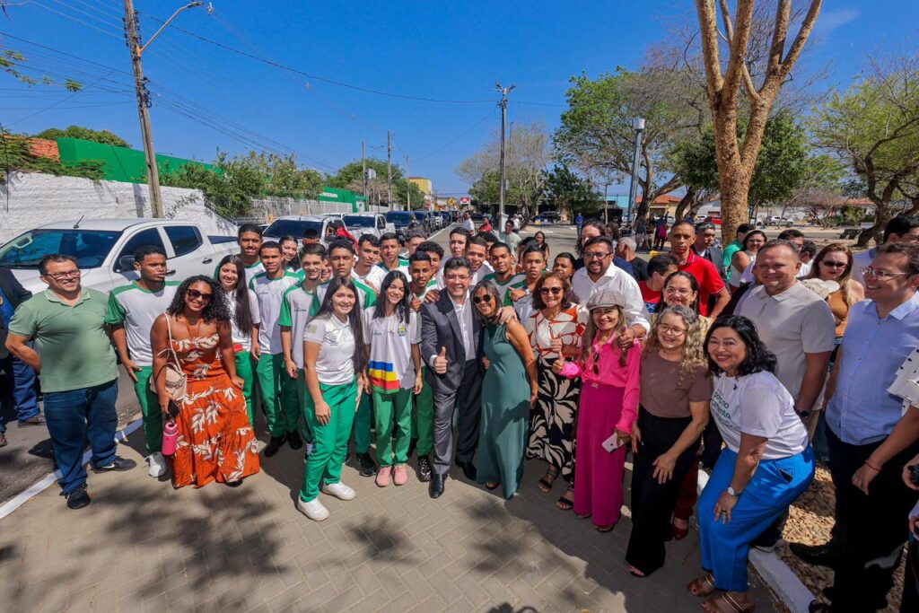 Rafael Fonteles entrega praça no Renascença que foi escolhida pela população por meio do OPA
