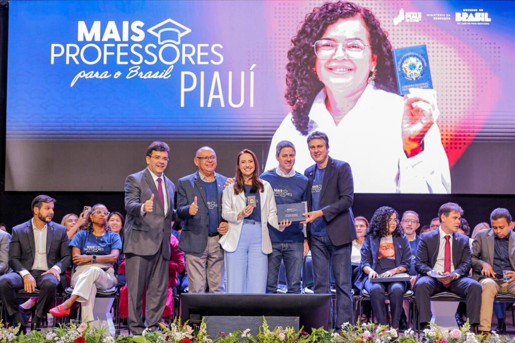 Rafael Fonteles e Camilo Santana entregam Carteira Nacional Docente e anunciam R$ 3 mil de incentivo à tecnologia aos professores