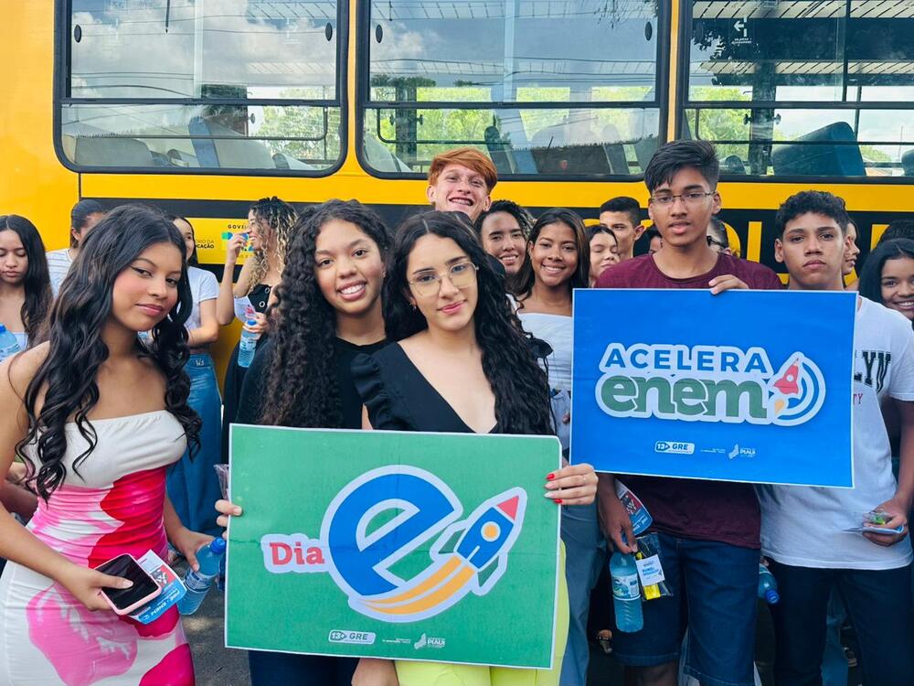 Dia E: estudantes são recepcionados por equipes da Seduc no primeiro dia de provas do Enem 2025