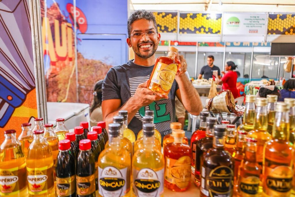 Cajuína e cachaça de caju da agricultura familiar do Piauí ganham destaque em feira de potenciais do Nordeste