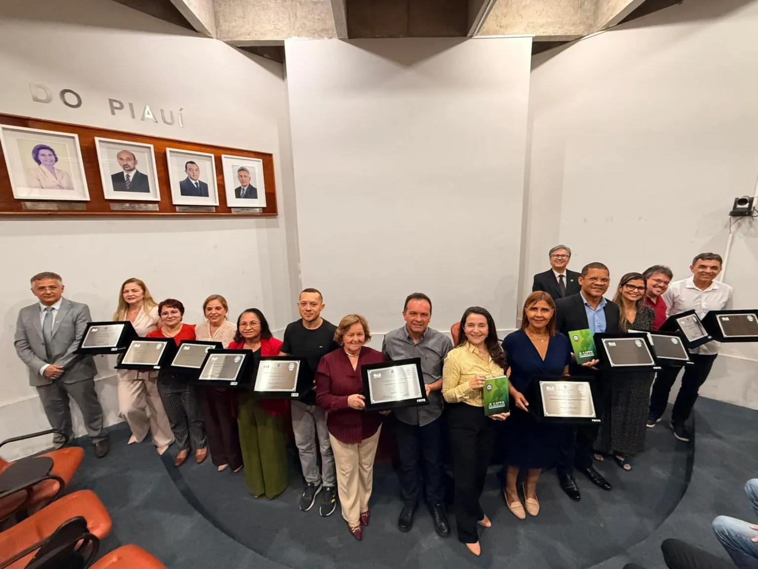 Uespi reúne gestores, fortalece diálogo institucional e entrega novos carros e vans oficiais