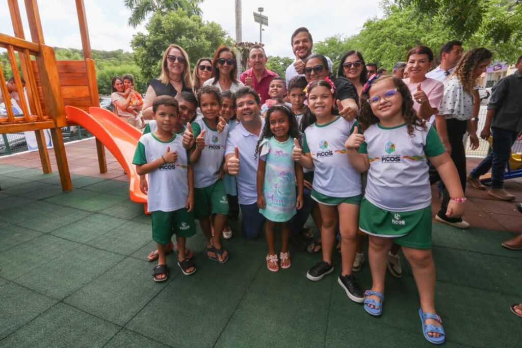Rafael Fonteles inaugura brinquedopraça em Picos e reafirma meta de revitalizar 100 praças no Piauí até 2026