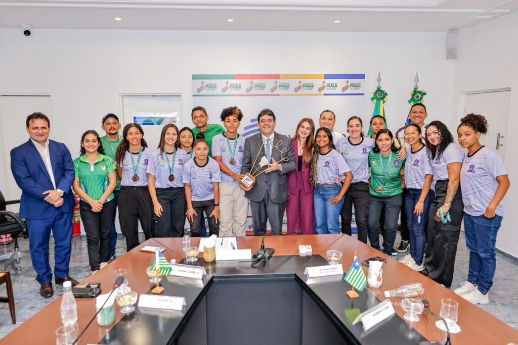 Rafael Fonteles recebe Seleção Feminina de Futebol do Piauí e reforça importância do incentivo ao esporte