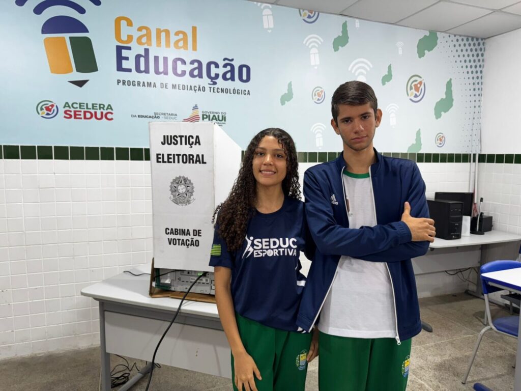 Estudantes da rede pública estadual vivem experiência do primeiro voto durante as eleições do Parlamento do Futuro