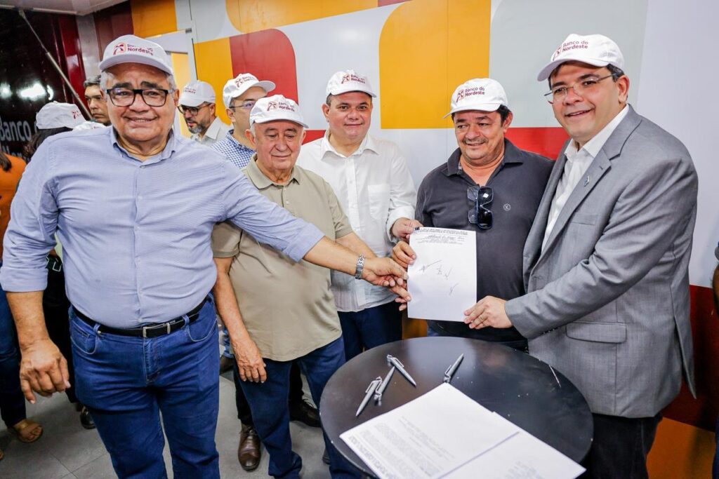 Na Expoapi, governador assina novos contratos do Agroamigo e programa já soma R$ 860 milhões aplicados no Piauí