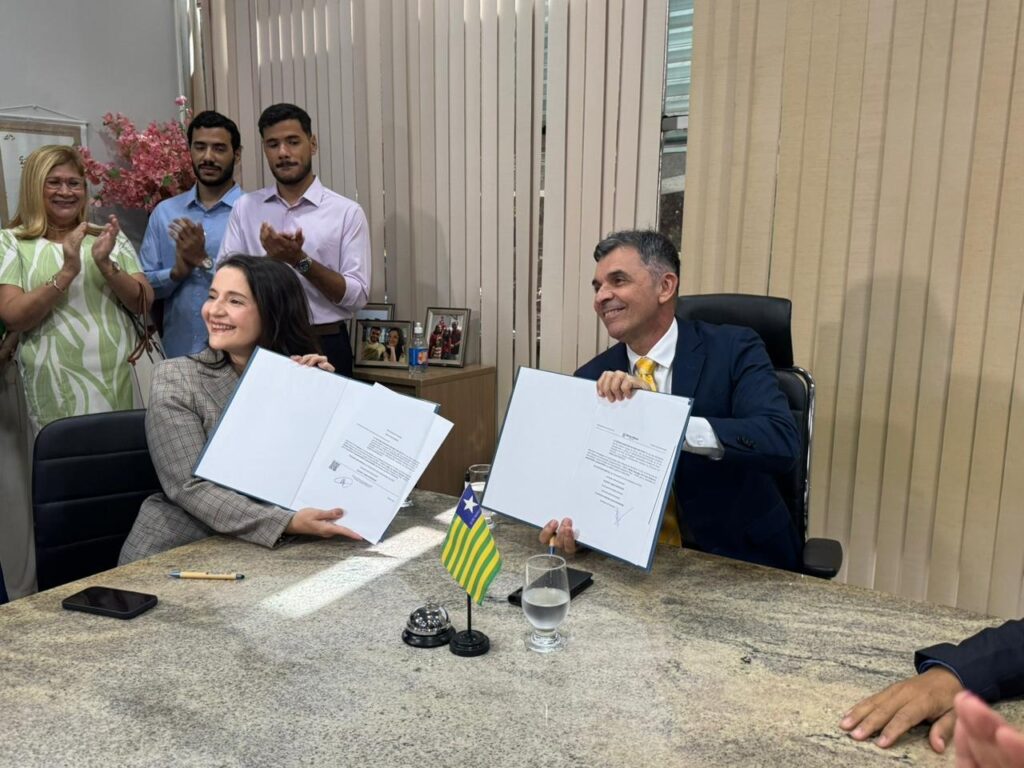 Uespi realiza solenidade de transmissão de cargos de reitor e vice-reitora e inicia gestão do quadriênio 2026-2030