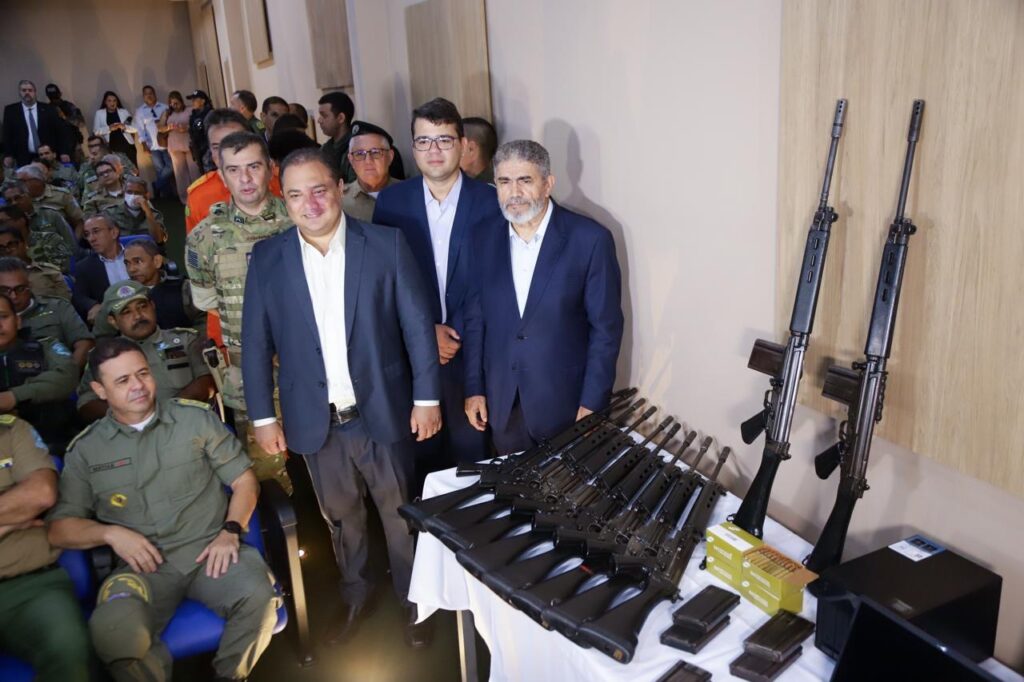 Governo do Piauí recebe 50 fuzis e equipamentos de informática para reforçar segurança pública